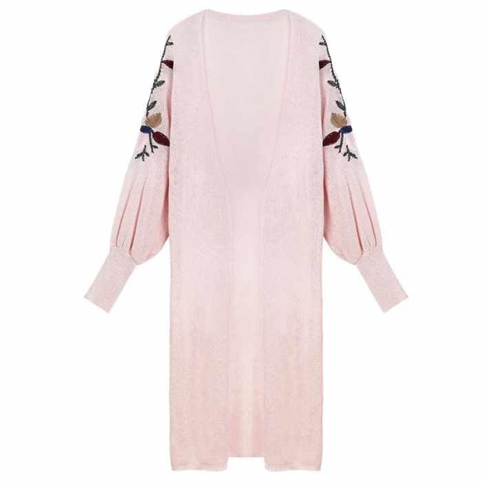 服飾的華彩詩(shī)篇 色彩、刺繡與皮革的交織之美