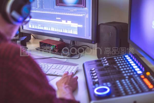 專業(yè)的剪輯室,用于視頻編輯和視頻制作顯示器和聲音混合臺(tái)