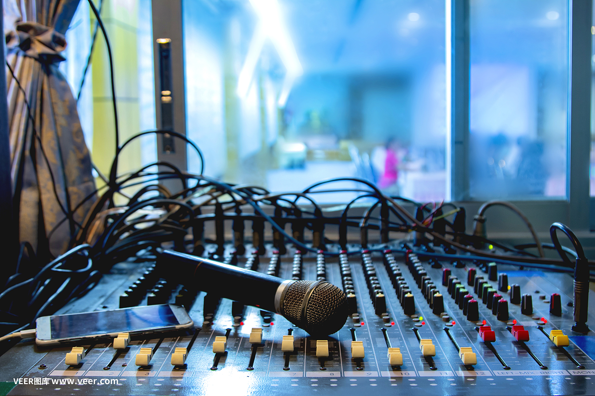 錄音室錄音師混音臺上的麥克風。